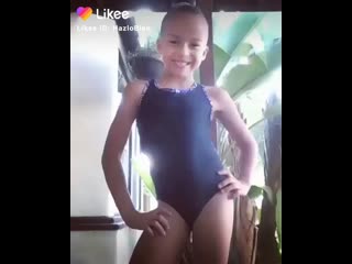 Niña bailando en leotardo