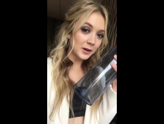 Calling all @screamqueens fans 😱 we are going live now with the one & only #billielourd