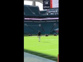 Tom brady off the bus, getting a look at the turf