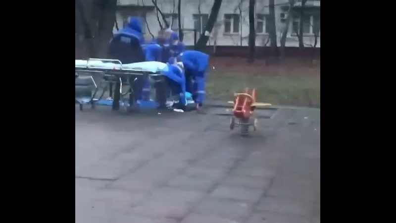 Два брата играли в догонялки на площадке перед домом, и один другого ударил палкой мальчик упал произошла останоа сердца