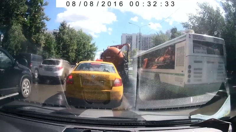 "дерьмо случается" в москве лопнула цистерна ассенизатора