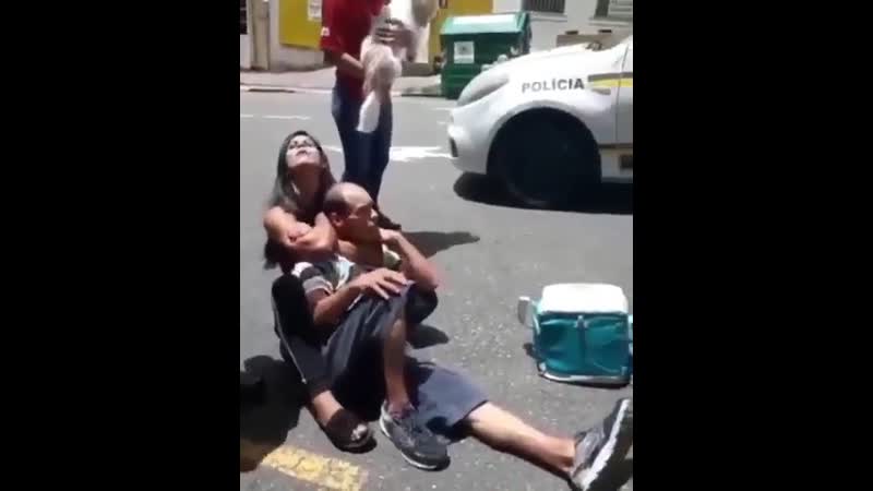 В бразилии девушка задержала грабителя плотным удушающим сзади