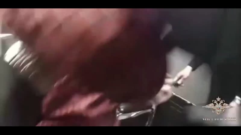 В домодедово бравые сотрудники аэропорта скрутили неадекватного дебошира