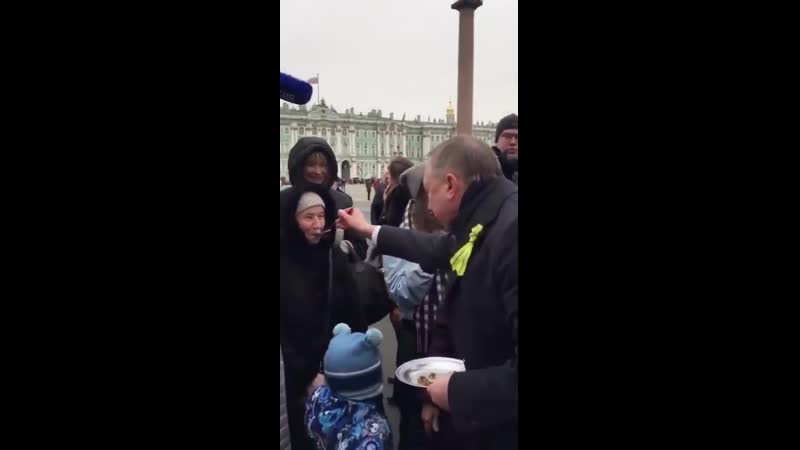 Губернатор питера беглов пришел на дворцовую площадь и с ложки покормил горожан гречкой