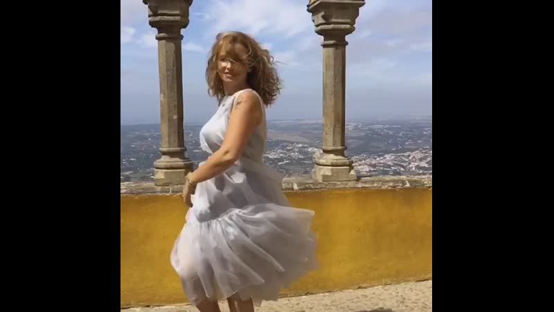 Qiz kokrak uchlarini chimchiladi Pushti paypoqlarda sikilgan