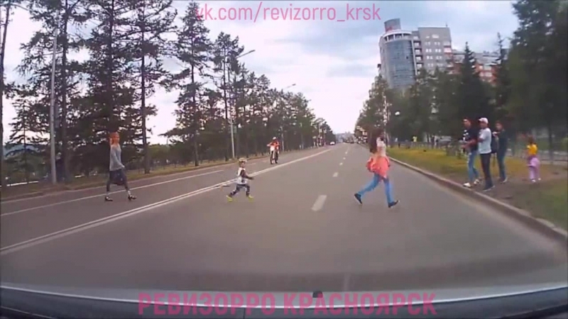 Мама переводит детей в не положенном месте