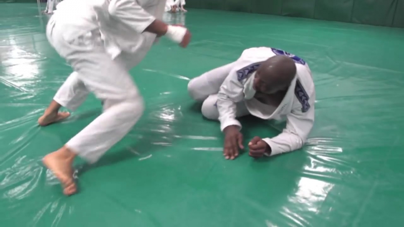 Rener gracie spars with 275 lb nfl athlete (gracie university narrated sparring)