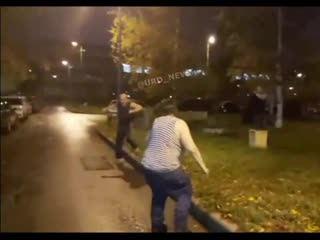 Она отклячивала зад и била сиськами ребят!