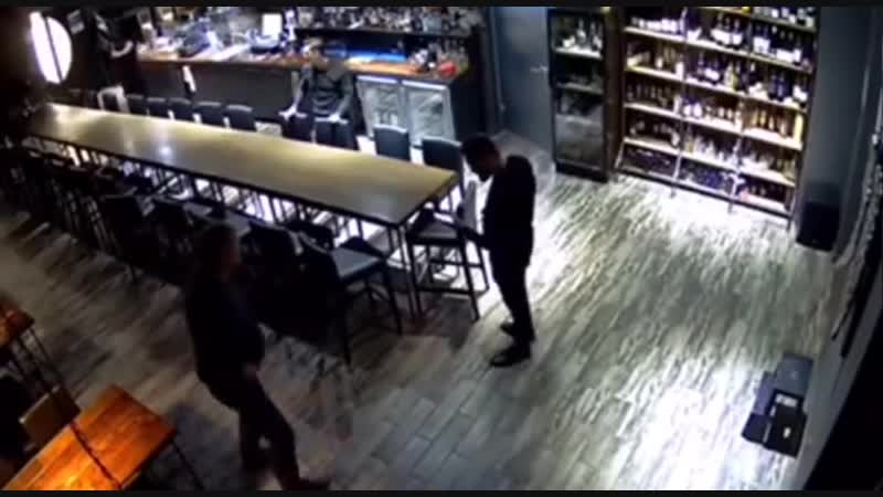 В томском баре invino двое мужчин заступились за девушку, дебошир находится в ко