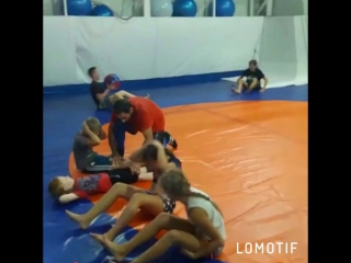 Кикбокс тренироа