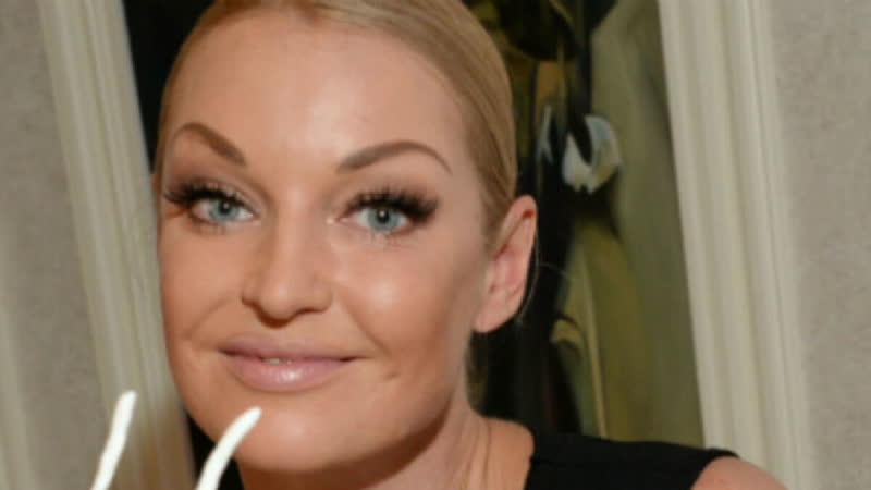 Лера кудрявцева в купели раздвинула ноги в шпагате «настя волочкова, привет!»