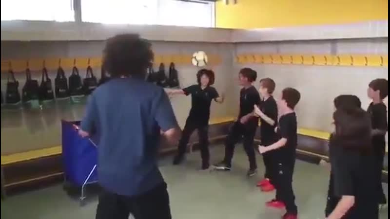 Марсело и банда повторили популярный челлендж