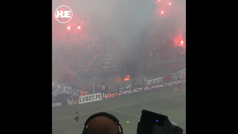 В польше болельщики сожгли плакат «мы никогда не сгорим»