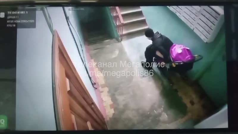 В нижневартовске взрослый парень в подъезде нагадил в молодые коляску