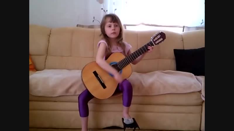 Детство, детство ты куда бежишь ))) малышка классно играет и поет!!