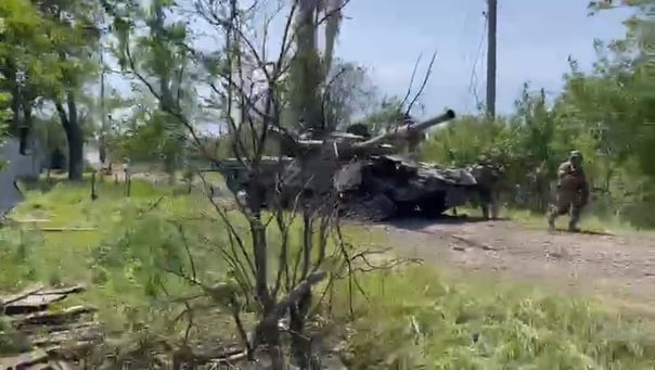 Украинский боец запрыгнул на танк оккупантов и забросил гранату