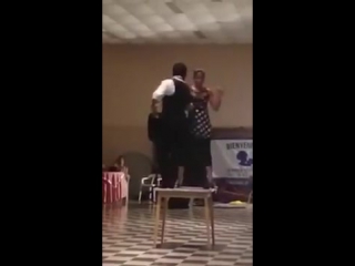 Dancing tango in a small table bailando tango en una mesa pequeña