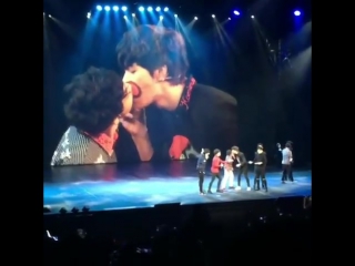 One live show "kissing game" [godt♡bas]