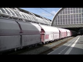 Db schenker rijd met een kalktrein door station amsterdam centraal