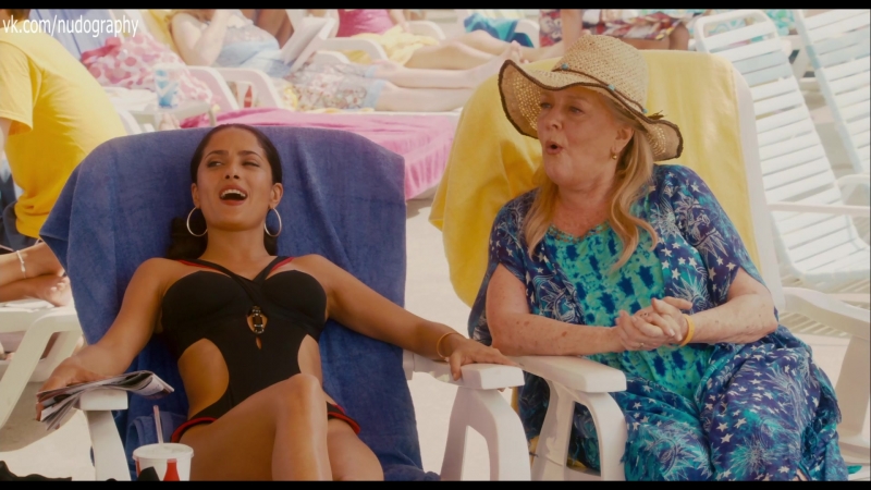 Сальма хайек (salma hayek), мария белло (maria bello) и другие в фильме "одноклассники" (grown ups, 2010)