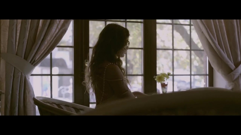 Біла вежа посміхнись собі сама