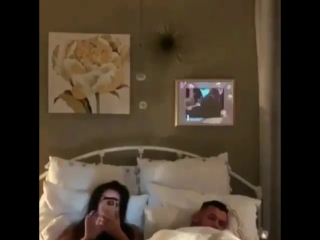 Пугает жену