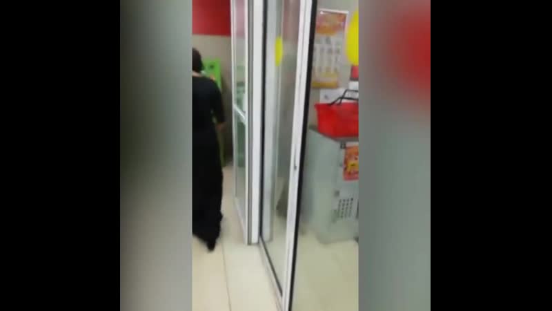 Спалилась, цыганку поймали на краже под ее юбкой поместилась целая корзина покупок