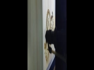 Гравироа на деревянном столе