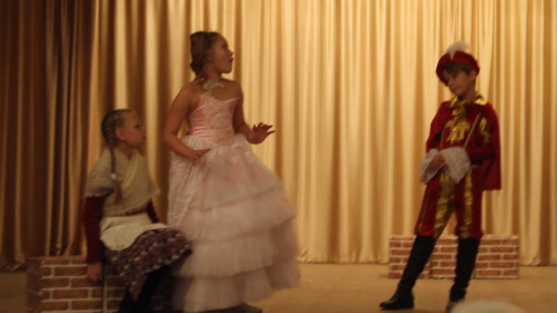 Сцены "вороны и герда" и "принц с принцессой" из мюзикла "снежная королева"