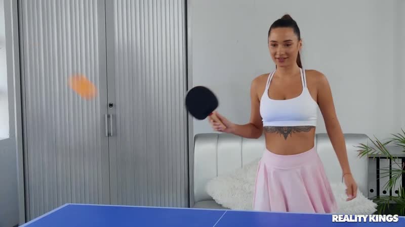 Адамдарға толы микроавтобустағы секс