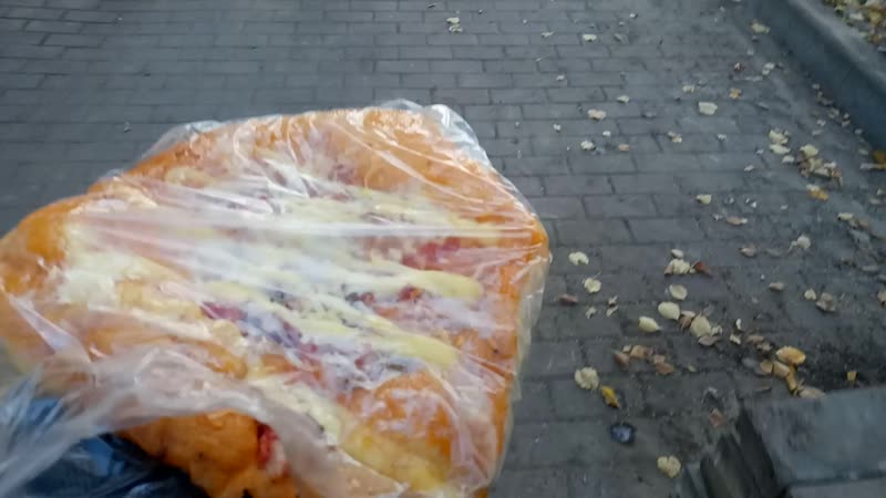 На скромного парня опять напали!на этот раз у него отняли пиццу и сломали руку, а он всего лишь приехал в незнакомый город(