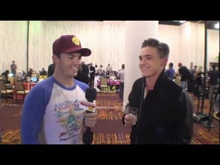 Джесси дает интервью для радиостанции "the hot hits live from la"