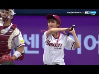 170411 jiu and yoohyeon first pitch at nexen vs kt baseball game