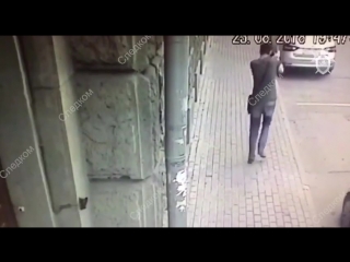 Видео вчерашнего нападения на полицейских в центре москвы