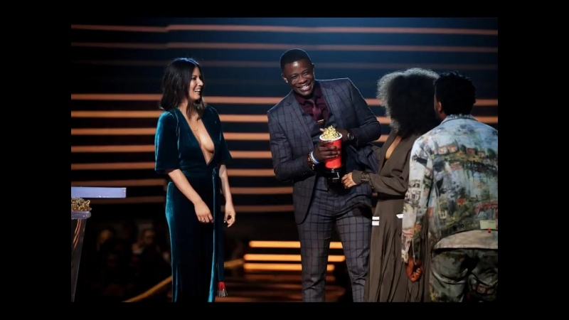 Оливия и зази битц награждают победителей mtv movie and tv awards