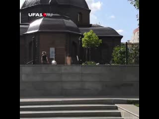 Голая девушка разгуливала в центре уфы