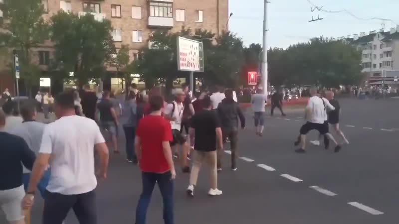 Посмотрите на то, как у храбрых белорусских милиционеров берут интервью