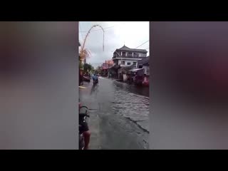 Deep flooding in bali, indonesia 🇮🇩 october 10 2020 banjir