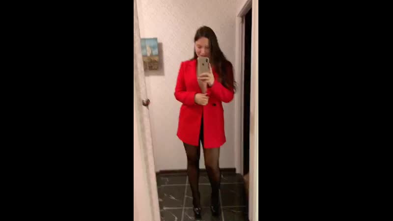 Сексуальная малышка в пиджаке на голом теле (перископ/periscope)