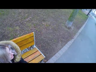 Студентка делает минет своему парню на улице в парке