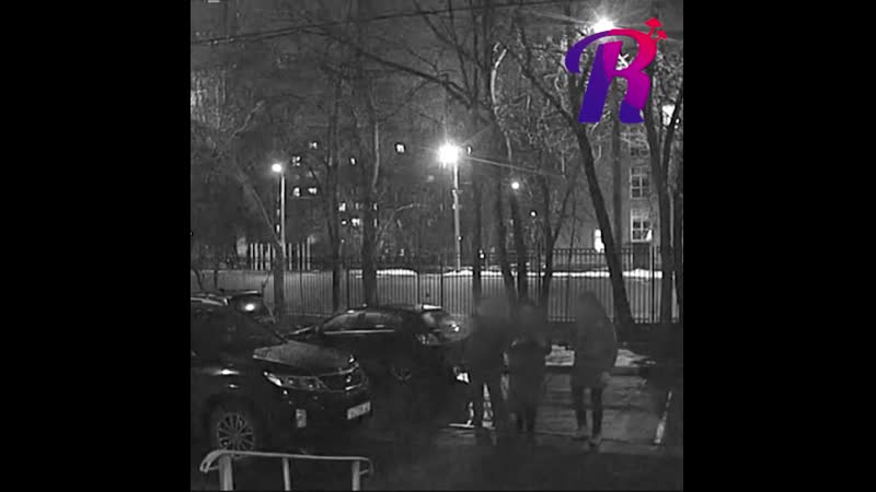 Мудак с молотком перепутал прохожую с женой