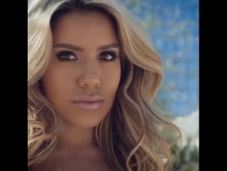 Chantel zales пышногрудая девушка в платье