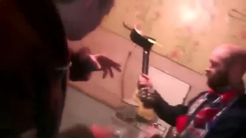 Разбить гитару об голову