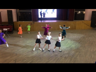 Саша, настя и вика на разминке