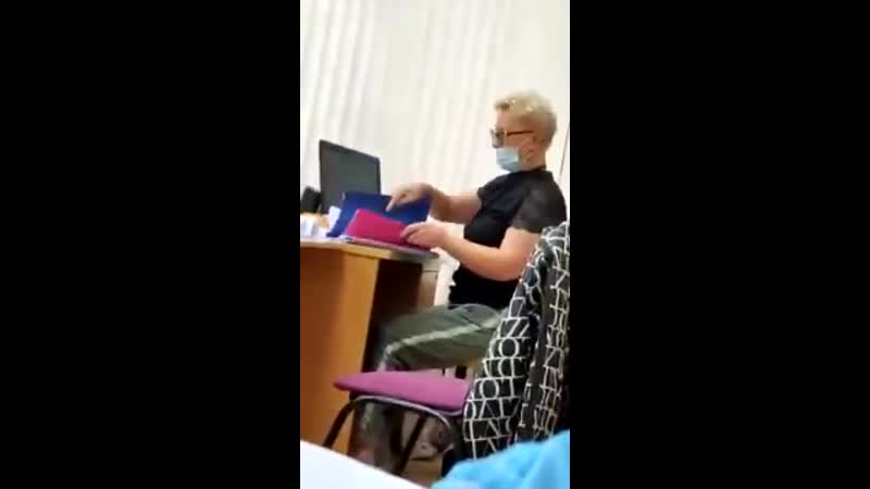 Женщина взяла и поменяла списки избирателей