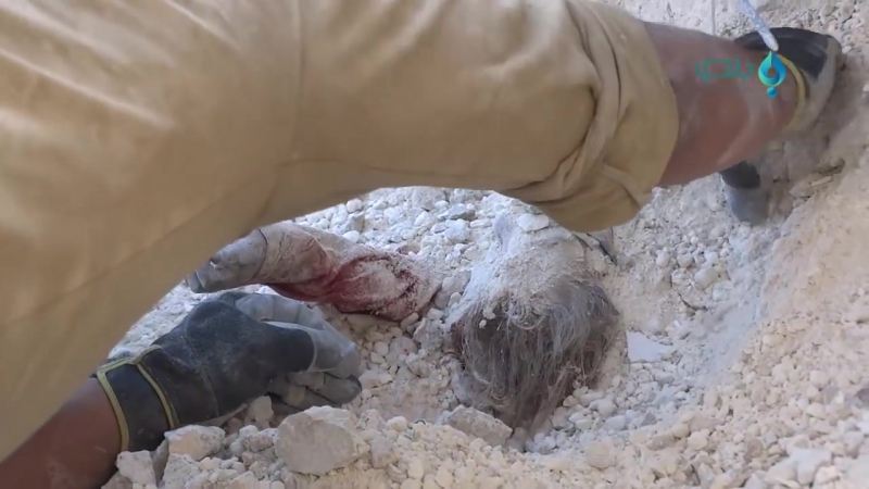 لحظة إخراج طفل استشهد تحت الأنقاض جراء القصف بريف حلب الغربي 2016 9 23