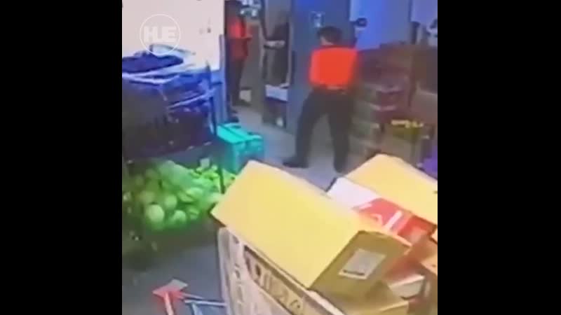 В москве сотрудник дикси молодыепокупателя одним ударом