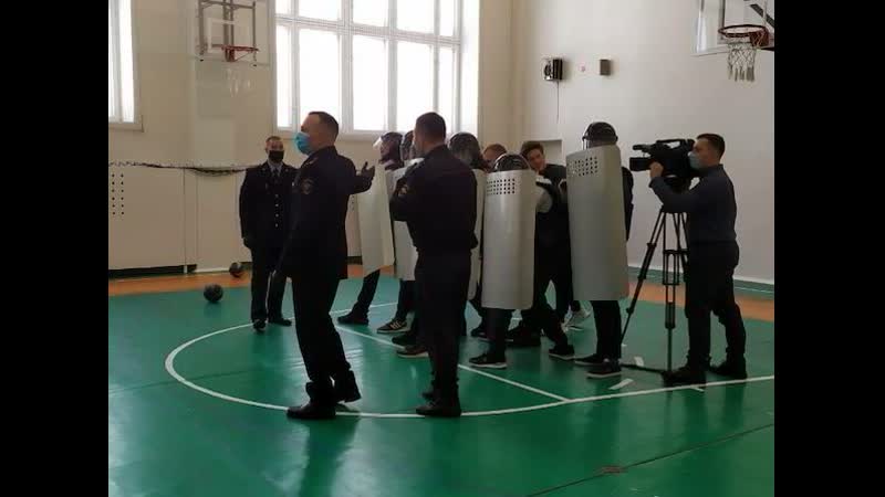 В хмао школьники "силовики" отрабатывали задержания "протестующих" на своих одноклассниках