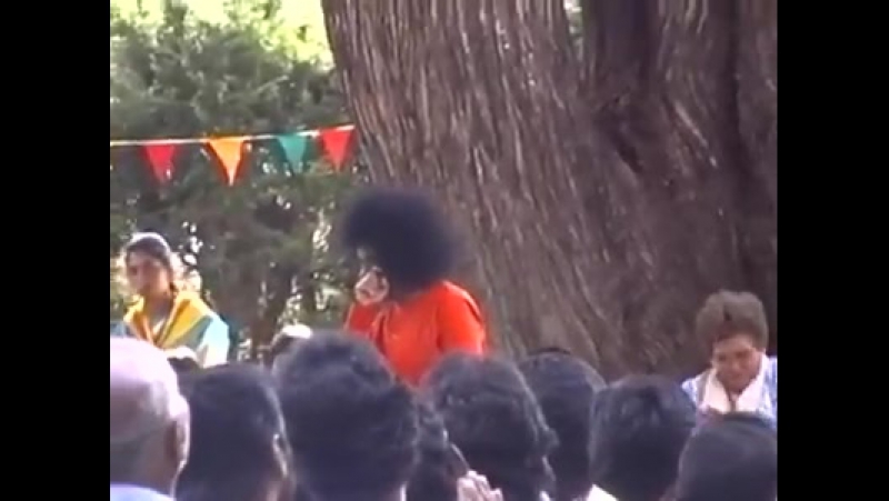 Видео sri sathya sai baba a delightful and rare video to fill our day with bliss, having bhagwan sri sathya sai baba darshans w