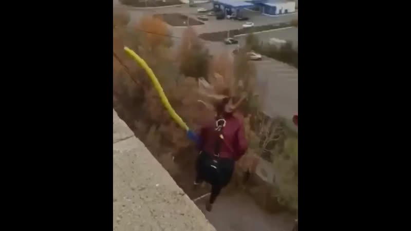 Ударилась при прыжке с тарзанки